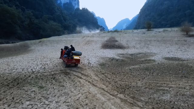 Cầu gỗ đơn sơ Những khung hình dự báo phim Victor Vũ sẽ thắng lớn - Ảnh 8.