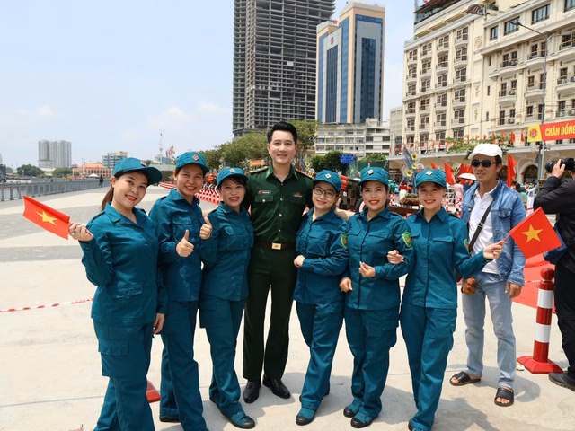 Nguyễn Phi Hùng trong MV Hành khúc Tuổi trẻ Việt Nam Nguyễn Phi Hùng với Hành khúc tuổi trẻ Việt Nam - Ảnh 1.