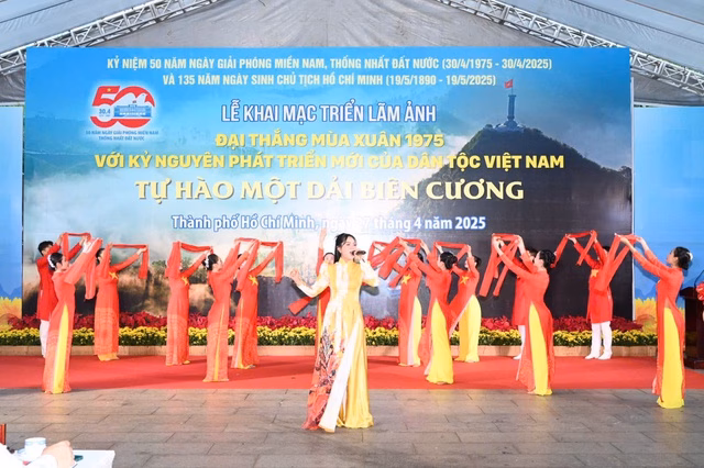 TP.HCM hiện đại Khai mạc triển lãm “Đại thắng Mùa Xuân 1975 với Kỷ nguyên phát triển mới của dân tộc Việt Nam” - Ảnh 8.