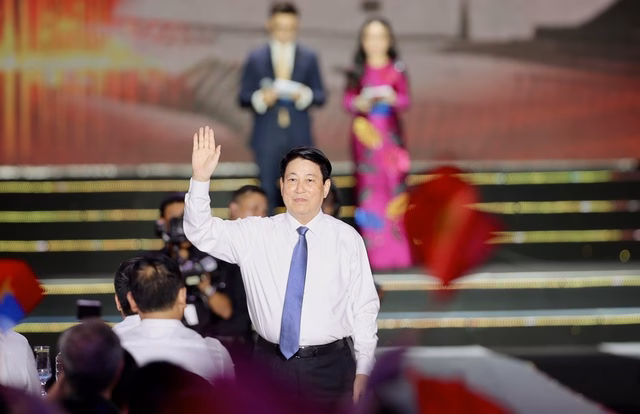 Chủ tịch nước Lương Cường tham dự chương trình Chủ tịch nước Lương Cường tham dự chương trình Vang mãi khúc khải hoàn