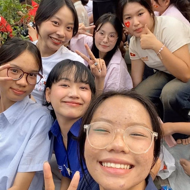 Nhóm sinh viên và cựu chiến binh chụp ảnh lưu niệm Kỷ niệm đáng nhớ giữa hai thế hệ