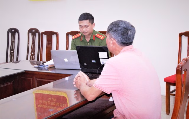 Ông H.V.T. tại cơ quan công an Ông H.V.T. tại cơ quan công an