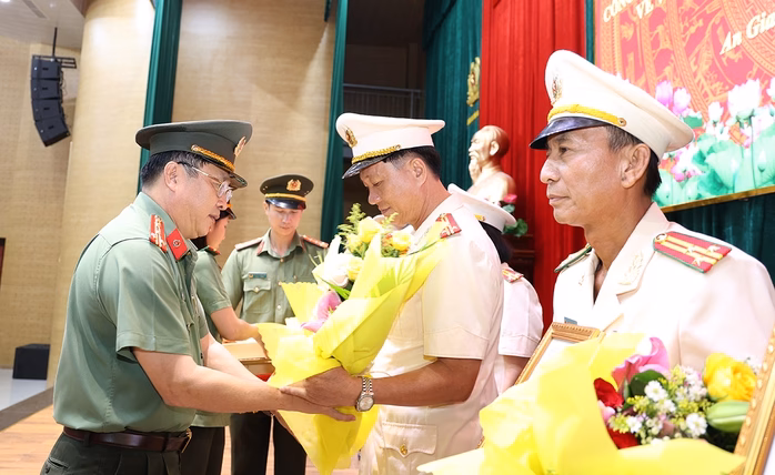Lễ trao quyết định nghỉ hưu cho cán bộ Công an An Giang Lễ trao quyết định nghỉ hưu cho cán bộ Công an An Giang