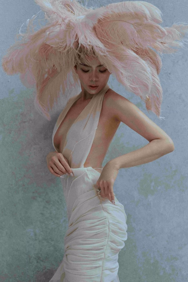 Bộ ảnh thể hiện thông điệp vừa nữ tính, vừa bản lĩnh Bộ ảnh thể hiện thông điệp vừa nữ tính, vừa bản lĩnh