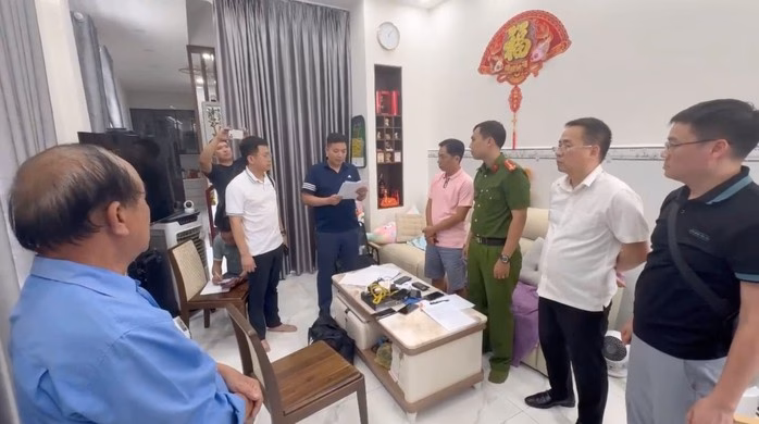 Lực lượng chức năng làm việc với các nghi phạm Lực lượng chức năng làm việc với các nghi phạm
