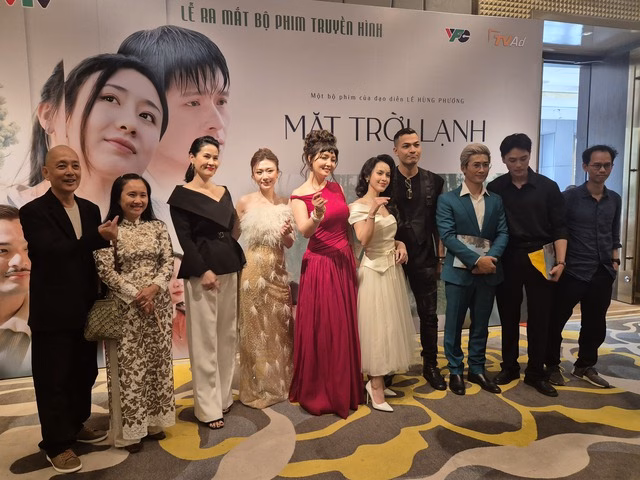 Mai Thu Huyền (đầm đỏ), Thân Thúy Hà (thứ ba từ trái sang) và ê-kíp đoàn phim Mai Thu Huyền và Thân Thúy Hà