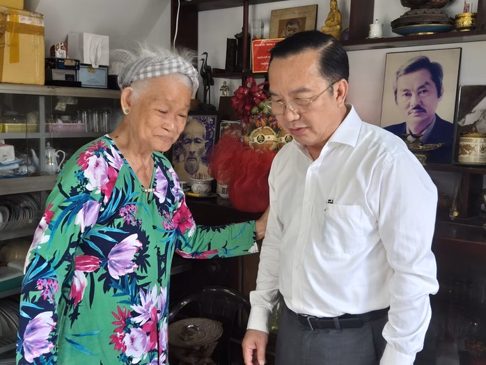 Ông Trần Thế Thuận trò chuyện với họa sĩ Đặng Ái Việt Ông Trần Thế Thuận trò chuyện với họa sĩ Đặng Ái Việt