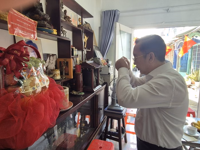 Đoàn lãnh đạo Ban Tuyên giáo và Dân vận Thành ủy TP HCM thăm họa sĩ Đặng Ái Việt Đoàn lãnh đạo Ban Tuyên giáo và Dân vận Thành ủy TP HCM thăm họa sĩ Đặng Ái Việt