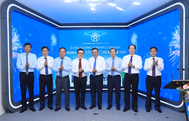Chủ tịch UBND TP Hà Nội Trần Sỹ Thanh và các đại biểu Chủ tịch UBND TP Hà Nội Trần Sỹ Thanh cùng các đại biểu tham dự buổi lễ
