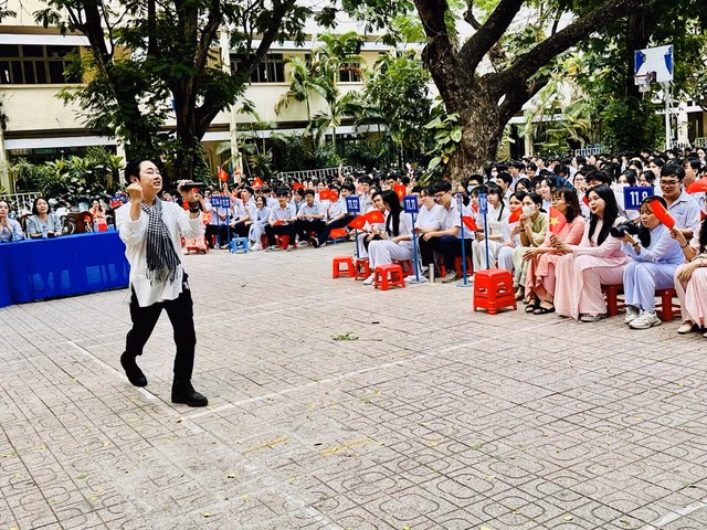Đông Quân khuấy động không khí với Đất nước trọn niềm vui Đông Quân, Tuyết Nhung, Di Oanh hát vang bài ca chiến thắng Sân khấu học đường - Ảnh 4.