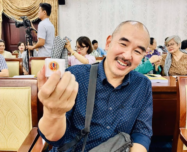 Đạo diễn Bùi Thạc Chuyên và niềm vui nhận huy hiệu Nghệ sĩ TP HCM phấn khởi đón nhận huy hiệu 50 năm thống nhất đất nước- Ảnh 7.