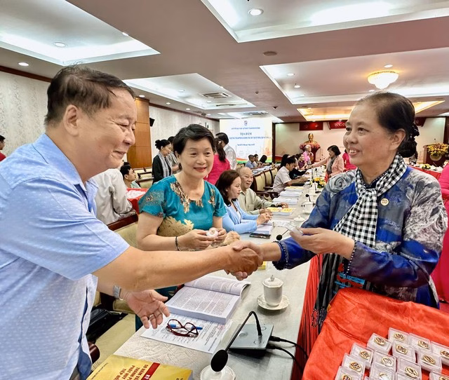 Bà Dương Cẩm Thúy trao huy hiệu cho đạo diễn Tôn Thất Cần Nghệ sĩ TP HCM phấn khởi đón nhận huy hiệu 50 năm thống nhất đất nước- Ảnh 4.