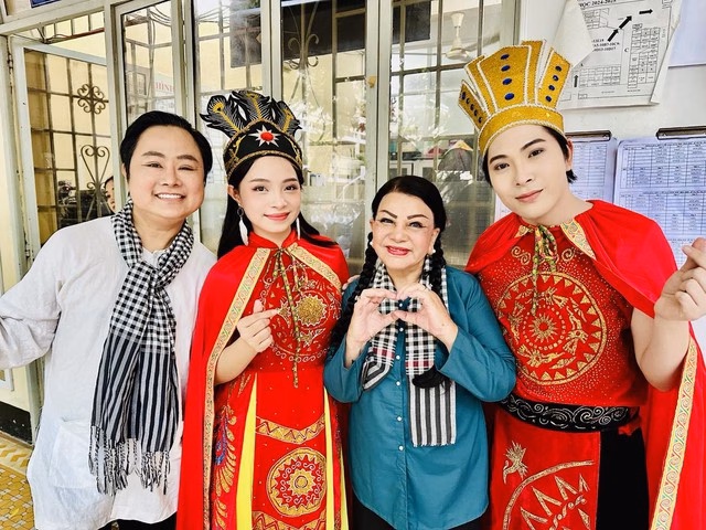 Đông Quân, Di Oanh, Tuyết Nhung và Huỳnh Tấn Phúc trong chương trình Đông Quân, Tuyết Nhung, Di Oanh hát vang bài ca chiến thắng Sân khấu học đường - Ảnh 3.