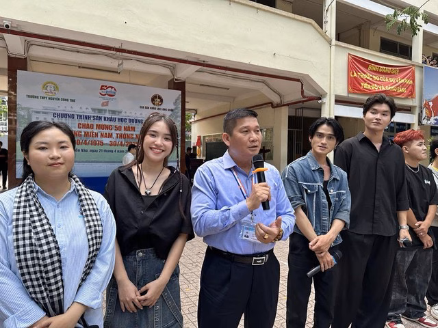 Sân khấu học đường chào mừng 50 năm thống nhất đất nước Đông Quân, Tuyết Nhung, Di Oanh hát vang bài ca chiến thắng Sân khấu học đường - Ảnh 1.