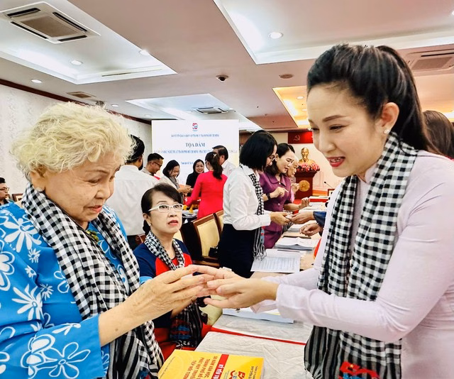 NSND Nguyễn Thị Thanh Thúy trao huy hiệu cho NSƯT Ca Lê Hồng Nghệ sĩ TP HCM phấn khởi đón nhận huy hiệu 50 năm thống nhất đất nước- Ảnh 9.