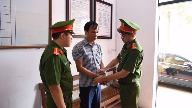 Chủ tịch UBND xã Thạch Khoán bị bắt khẩn cấp Chủ tịch UBND xã Thạch Khoán bị bắt khẩn cấp
