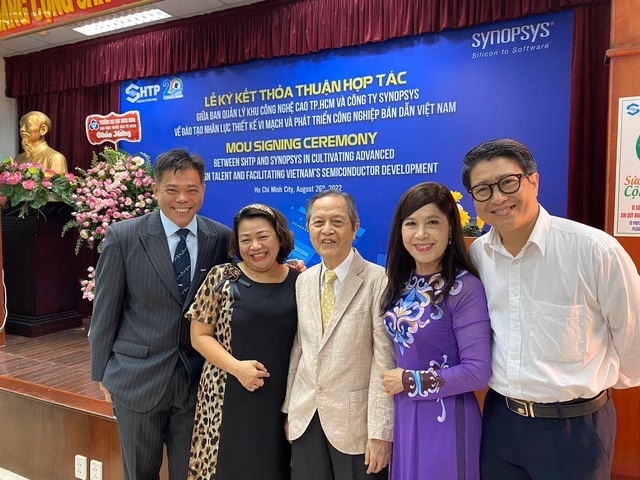 Ông Nguyễn Mạnh Cường và GS Đặng Lương Mô Ông Nguyễn Mạnh Cường và GS Đặng Lương Mô