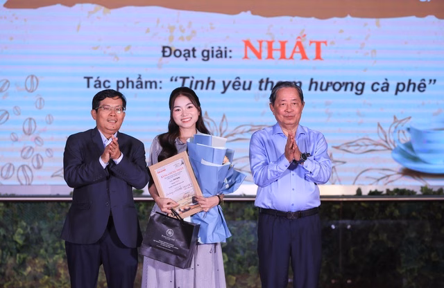 Tác giả Đặng Thị Phương nhận giải Nhất