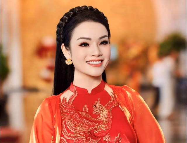 Ca sĩ Tân Nhàn trong Khúc Ca Khải Hoàn Ca sĩ Tân Nhàn trình diễn trong Khúc Ca Khải Hoàn mừng 50 năm thống nhất đất nước