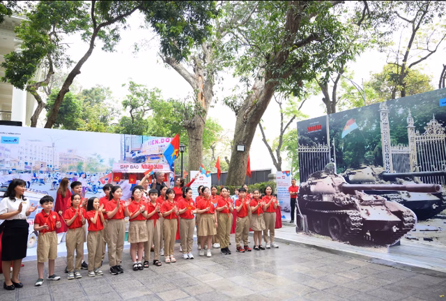 Thế hệ trẻ tìm hiểu lịch sử qua triển lãm tương tác Báo Nhân Dân kỷ niệm 50 năm Ngày Giải phóng miền Nam, thống nhất đất nước - Ảnh 6.