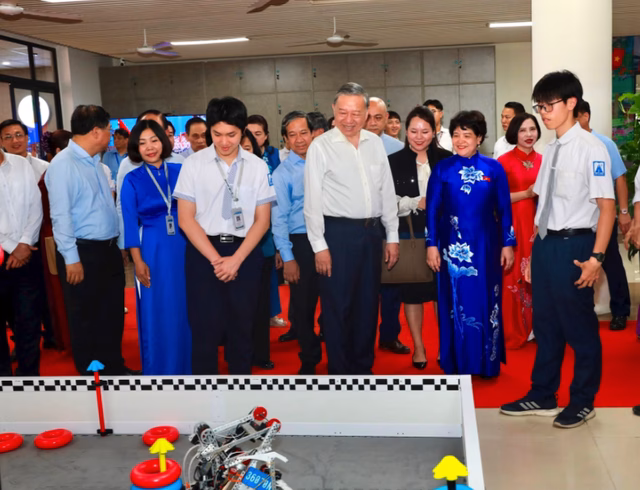 Tổng Bí thư Tô Lâm xem học sinh Trường THPT chuyên Hà Nội - Amsterdam trình diễn robot