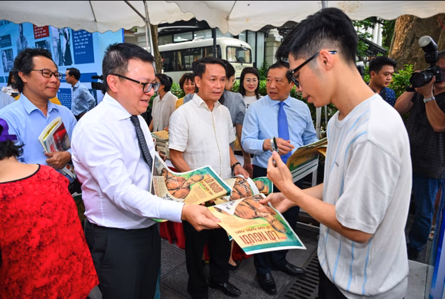 Báo Nhân Dân ra mắt ấn phẩm đặc biệt về Chủ tịch Hồ Chí Minh Báo Nhân Dân ra mắt ấn phẩm đặc biệt về Chủ tịch Hồ Chí Minh