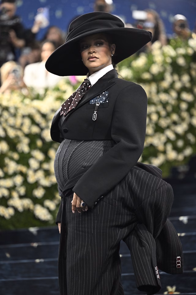 Rihanna Rihanna khoe bụng bầu tại Met Gala 2025