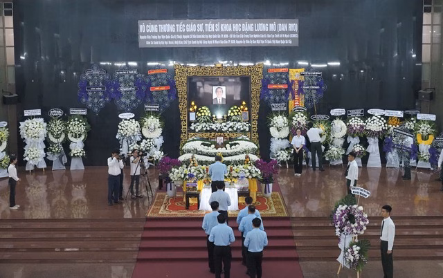 Lãnh đạo, giảng viên Trường CĐ Kỹ thuật Cao Thắng đến viếng GS Đặng Lương Mô