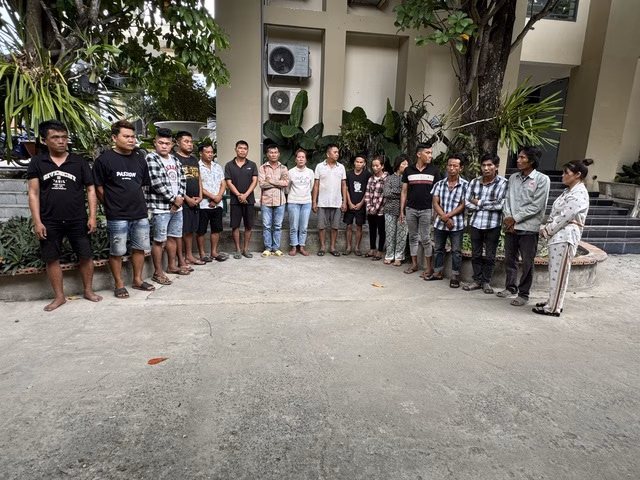 Các đối tượng tham gia đá gà và lắc tài xỉu tại cơ quan công an 34 người đang say sưa sát phạt cờ bạc thì công an ập tới - Ảnh 1.