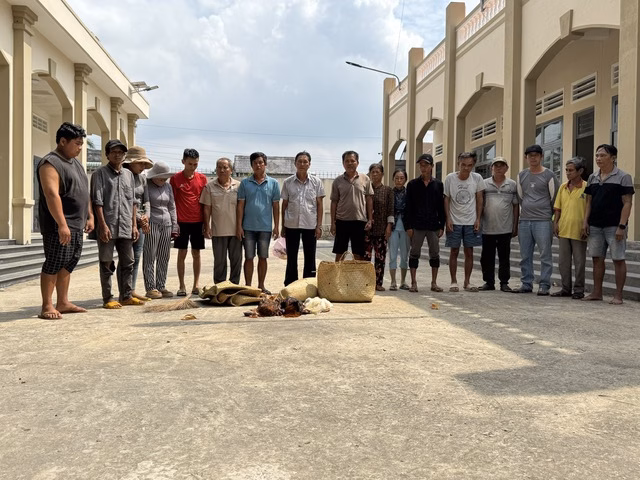Những người tham gia đánh bạc và tang vật bị thu giữ 34 người đang say sưa sát phạt cờ bạc thì công an ập tới - Ảnh 2.