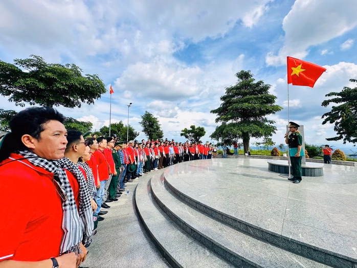 Văn nghệ sĩ TP HCM tham dự lễ chào cờ tại Cột cờ cửa khẩu Văn nghệ sĩ TP HCM tham dự lễ chào cờ tại Cột cờ cửa khẩu