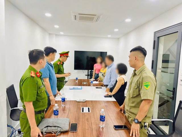 Công an TP Huế khám xét trụ sở Công ty Công an TP Huế khám xét trụ sở Công ty CP dịch vụ tư vấn môi trường Hải Âu