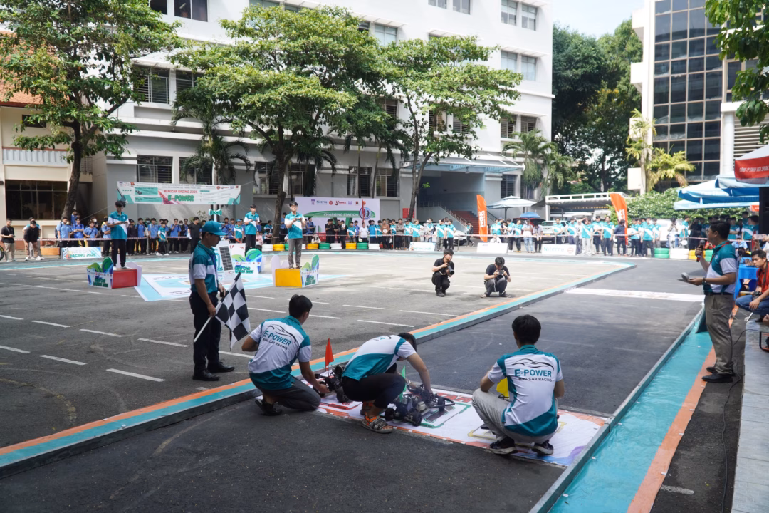 Thành viên điều khiển xe đứng trên bục, ở vị trí trung tâm để dễ quan sát đường đua Thành viên điều khiển xe đứng trên bục, ở vị trí trung tâm để dễ quan sát đường đua