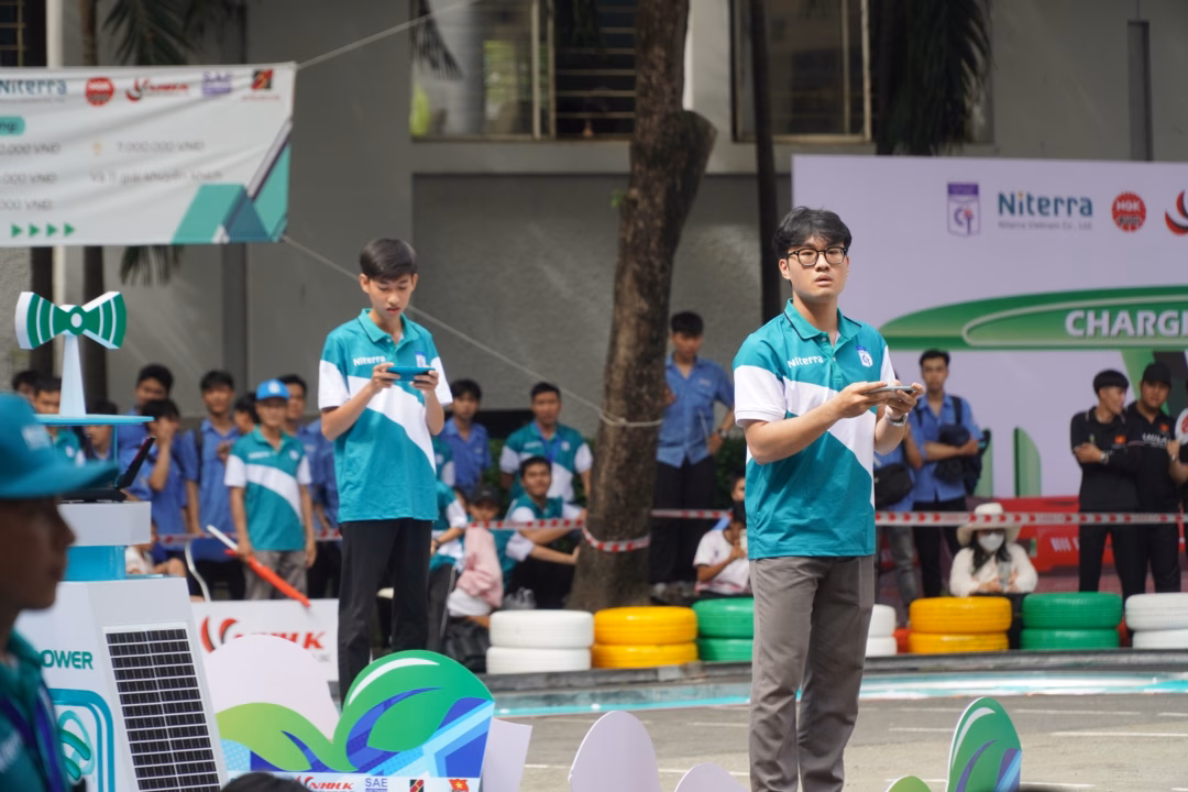 Nhiều xe đua mô hình gặp sự cố trên đường đua, các thành viên phải xử lý khẩn cấp Nhiều xe đua mô hình gặp sự cố trên đường đua, các thành viên phải xử lý khẩn cấp