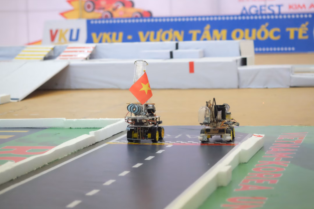 Mỗi đội thi phải thiết kế 2 xe (Racing Car và Autonomous Car) để tham gia đường đua. Mỗi đội thi phải thiết kế 2 xe (Racing Car và Autonomous Car) để tham gia đường đua.