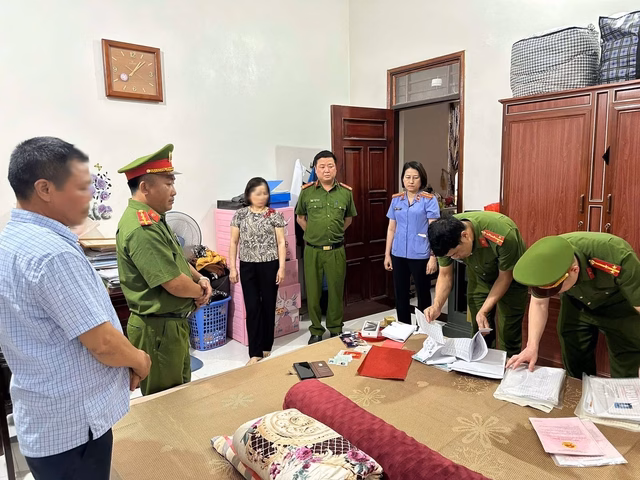 Cơ quan tố tụng khám xét nhà Văn Mạnh Thắng Cơ quan tố tụng khám xét nhà Văn Mạnh Thắng