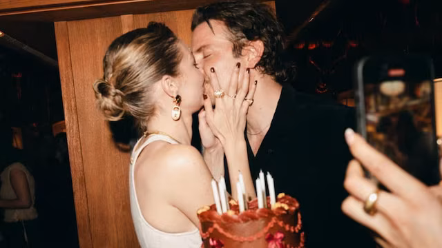 Gigi Hadid và Bradley Cooper hôn nhau trong tiệc sinh nhật Khoảnh khắc ngọt ngào của Gigi Hadid và Bradley Cooper