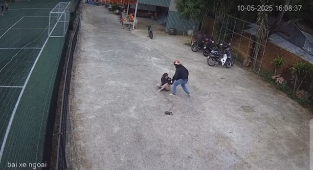 Hòa dùng kích điện tấn công bà Th.