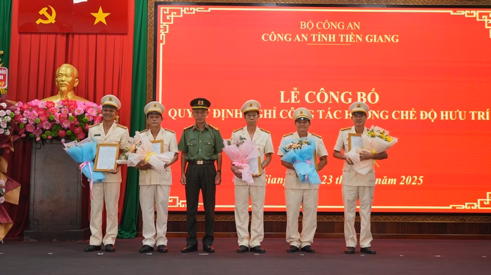 Đại tá Nguyễn Văn Nhựt, Giám đốc Công an tỉnh Tiền Giang, trao quyết định nghỉ hưu cho các trưởng phòng Đại tá Nguyễn Văn Nhựt, Giám đốc Công an tỉnh Tiền Giang, trao quyết định nghỉ hưu cho các trưởng phòng