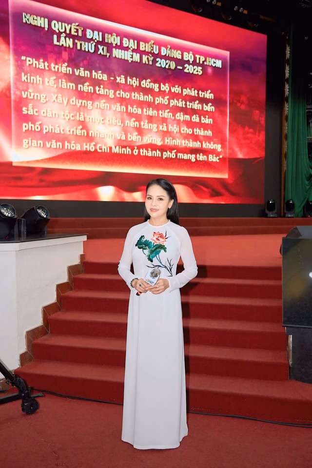 MC Quỳnh Trâm được biểu dương Gương điển hình MC Quỳnh Trâm được biểu dương Gương điển hình