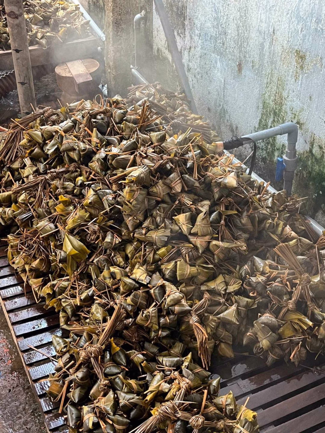 Mùa gói bánh ú tro quê tôi Bánh tro sau khi nấu chín