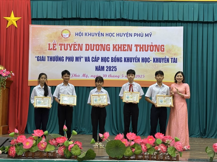 Lãnh đạo huyện Phù Mỹ trao thưởng cho các em học sinh