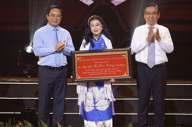 NSND Kim Cương nhận vinh danh NSND Kim Cương xúc động nhận bằng khen
