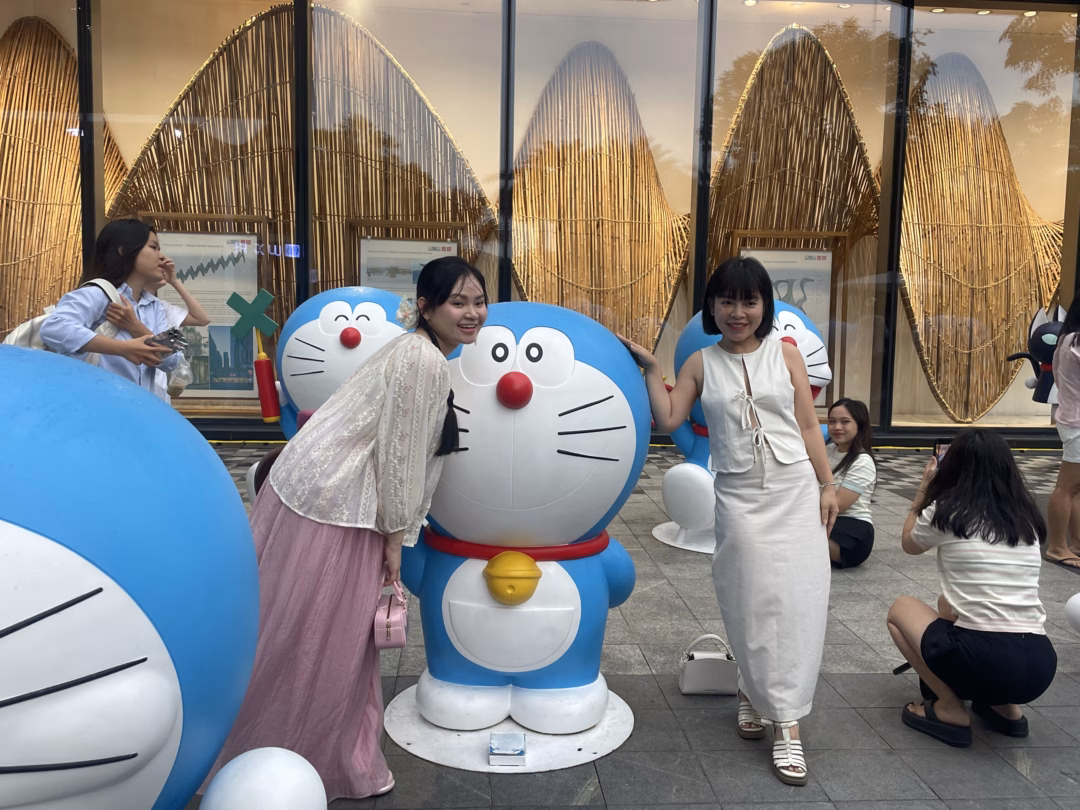 Người dân xếp hàng check-in cùng Doraemon