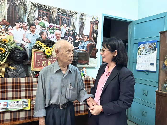 Phó Chủ tịch UBND TP HCM Trần Thị Diệu Thúy lắng nghe những tâm tư, tình cảm của nhạc sĩ Trương Quang Lục
