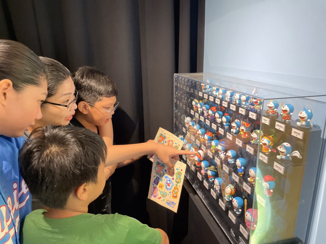 Phụ huynh cùng các bạn nhỏ thích thú chiêm ngưỡng trọn bộ 44 mô hình Doraemon mini