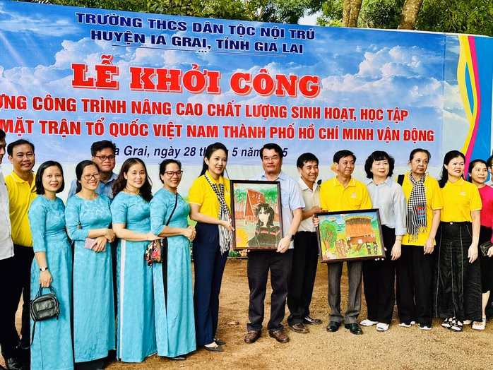 Lãnh đạo tỉnh ủy Gia Lai trao tặng quà lưu niệm cho lãnh đạo TP HCM