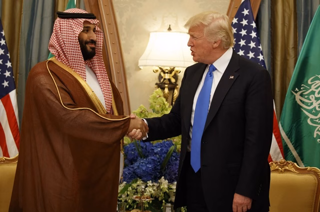 Tổng thống Mỹ Donald Trump (phải) bắt tay Phó Thái tử kiêm Bộ trưởng Bộ Quốc phòng Ả Rập Saudi Mohammed bin Salman trong một cuộc họp song phương tại Riyadh ngày 20-5-2017 Tổng thống Donald Trump đến Trung Đông: Điều gì được trông chờ?