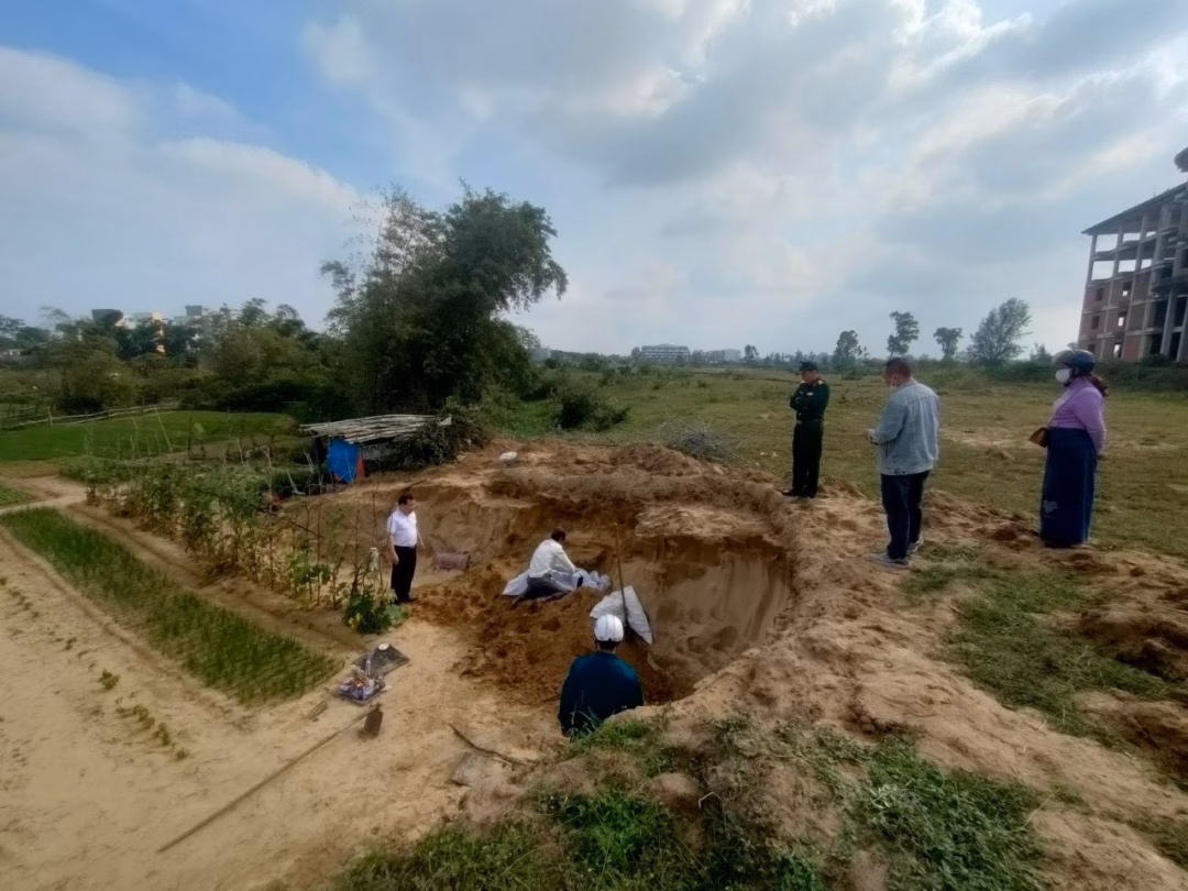 Lực lượng chức năng tiến hành khám nghiệm hiện trường Lực lượng chức năng tiến hành khám nghiệm hiện trường
