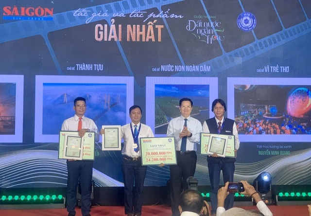 Trao giải cuộc thi ảnh Phó Thủ tướng Mai Văn Chính trao giải nhất